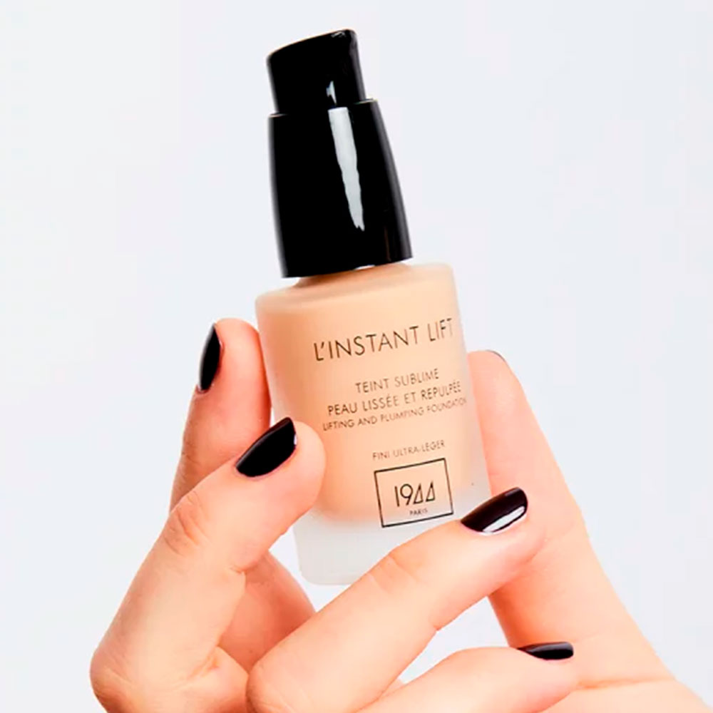 Three bottles of L'Instant Lift foundation accompanied by a blender makeup sponge