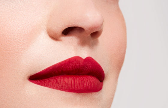 Maquillage utilisés pour les lèvres du look perle lumineux : la laque mate amal