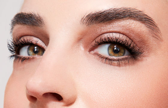 Maquillage utilisés pour les yeux du look perle lumineux : le mascara volume intense, le reflet d'ombre jaspe