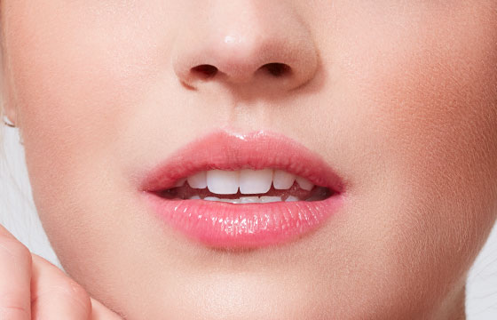 Maquillage utilisés pour les lèvres du look estival audacieux : Le brillant gloss ultra Gisèle