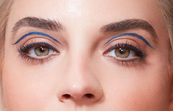 Maquillage utilisés pour les yeux du look estival audacieux : Le mascara volume intense, l'esquisse du regard duo bleu