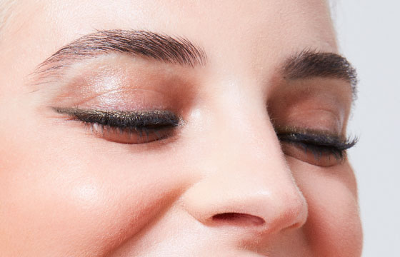 Maquillage utilisés pour les yeux du look vert émeraude : Le mascara volume intense, l'esquisse du regard duo vert