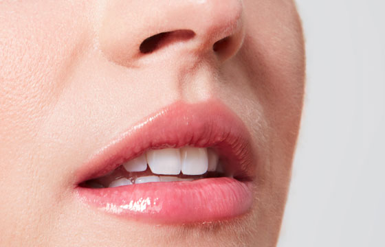 Maquillage utilisés pour les lèvres du look violet profond : le brillant gloss ultra léna