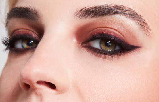 Maquillage utilisés pour les yeux du look violet profond : L'esquisse du regard duo violet, le mascara volume intense