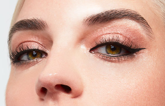 Makeup used for the glamorous bronze look eyes: La Palette La Jolie, La Plume Eyeliner Noire, L'Ombre Stick Pierre de Soleil, Le Mascara L'Indispensable