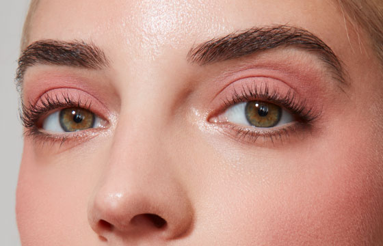 Maquillage utilisés pour les yeux du look doré éclatant : Le Mascara L'Indispensable, L'Ombre Stick Pierre de Soleil, L'Ombre Stick Smoky Quartz