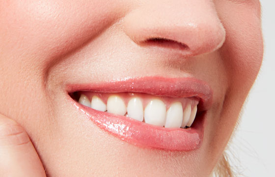 Makeup used for sparkling peach lips: L'esquisse de la bouche rose influent, la brillant gloss ultra alicia