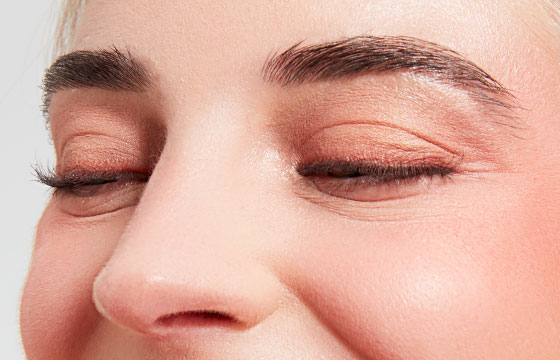 Maquillage utilisés pour les yeux du look pêche étincelant : La palette La Jolie, Le mascara volume intense