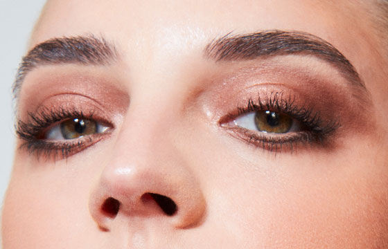 Maquillage utilisés pour les yeux du look globe trotteuse élégante : le crayon yeux duo kajal, la palette la globe trotteuse, le mascara l'authentique