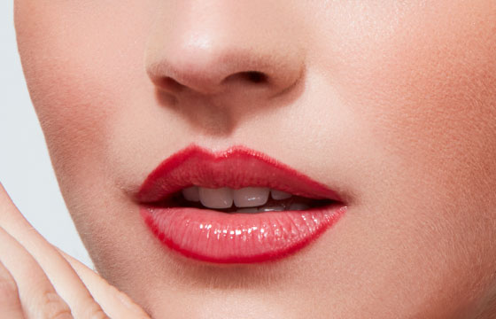 Maquillage utilisés pour les lèvres du look perle élégant : L'esquisse de la bouche rouge fatale, la laque mate amal, le brillant gloss ultra gisèle