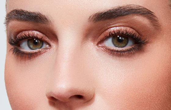 Maquillage utilisés pour les yeux du look perle élégant : Le mascara volume intense, le reflet d'ombre jaspe