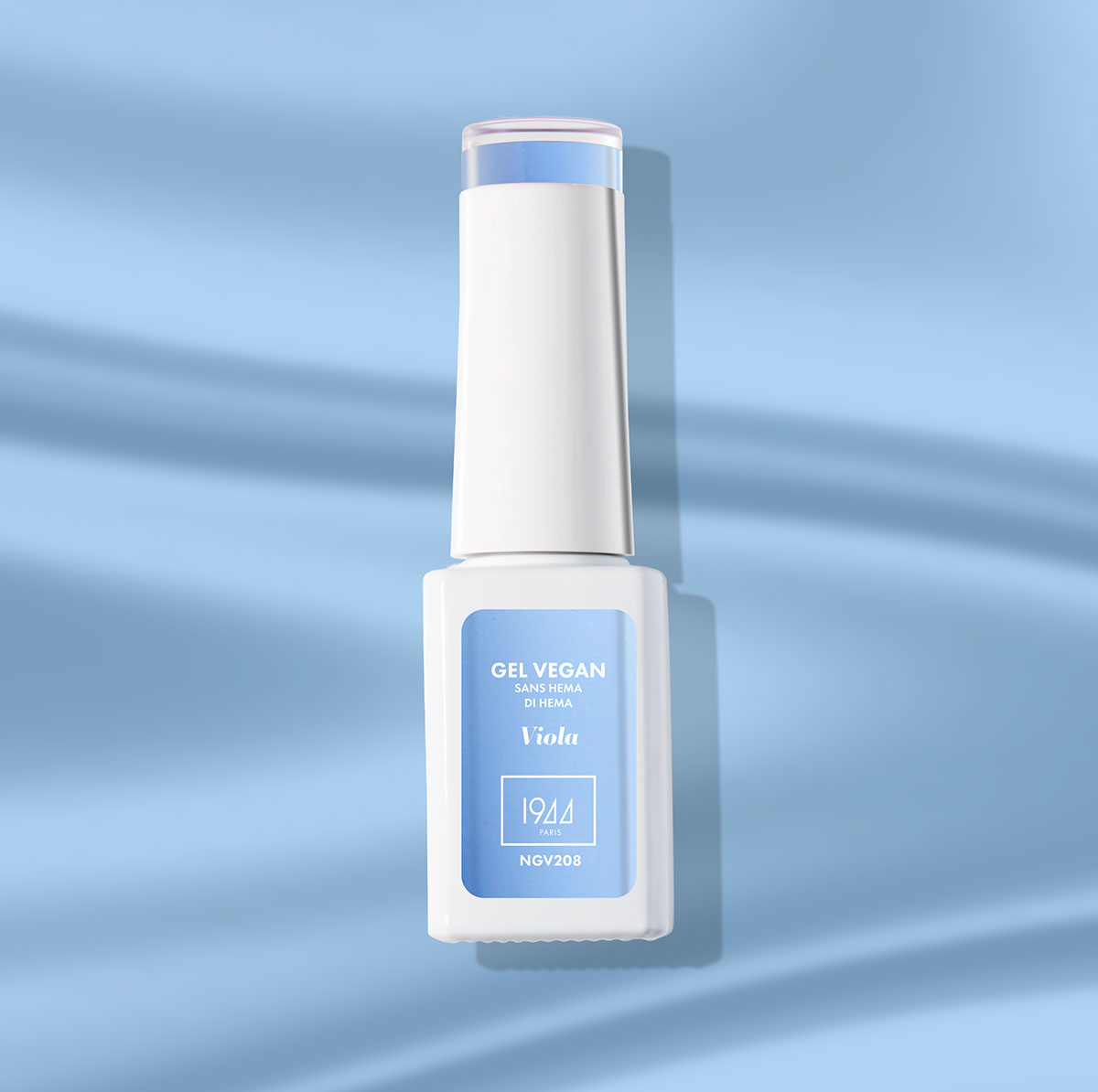 Le Gel Vegan Viola, un bleu ciel légèrement perlé, inspiré par la légèreté d'un vent d'été.