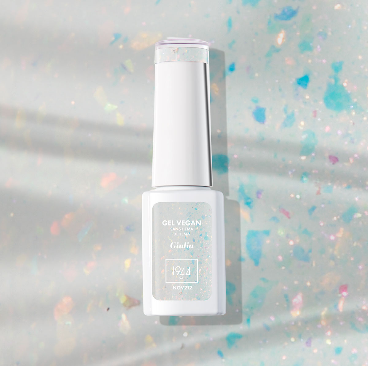 Le Gel Vegan Giulia, un blanc givré aux éclats holographiques, comme un ciel d'hiver étoilé.