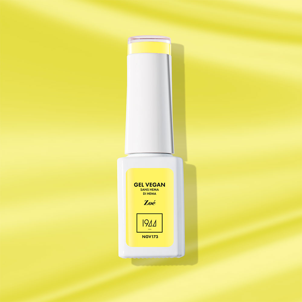 Le Gel Vegan Zoé, un jaune soleil, rappelant la chaleur et l’éclat des journées ensoleillées, apportant une touche de gaieté et d'énergie.